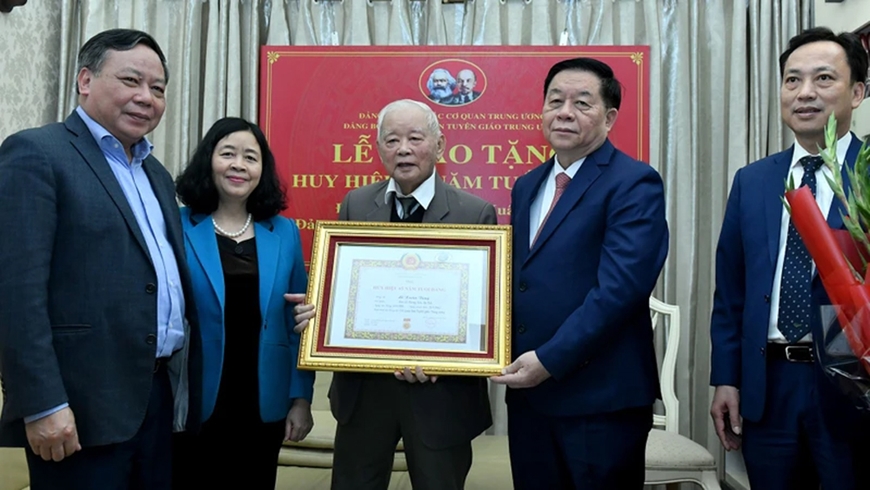 Trao Huy hiệu 65 năm tuổi Đảng tặng nguyên Ủy viên Bộ Chính trị Lê Xuân Tùng