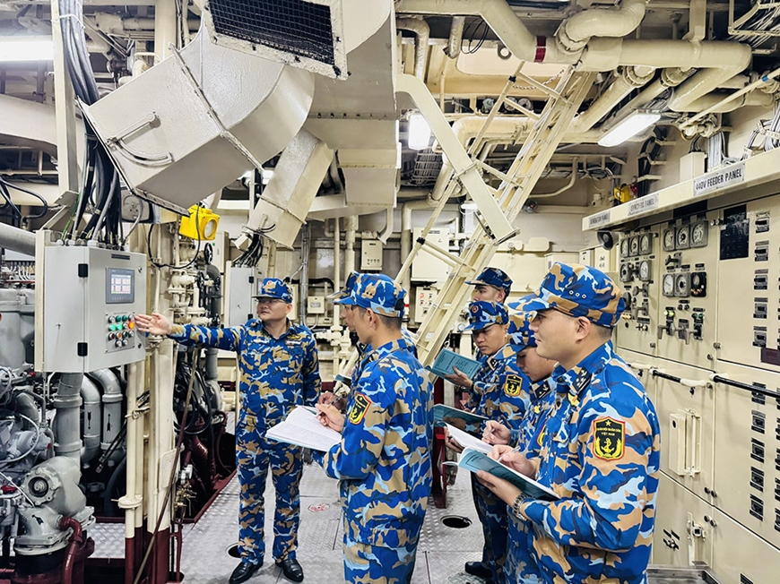 Trưởng ngành cơ điện tận tụy Trưởng ngành cơ điện tận tụy