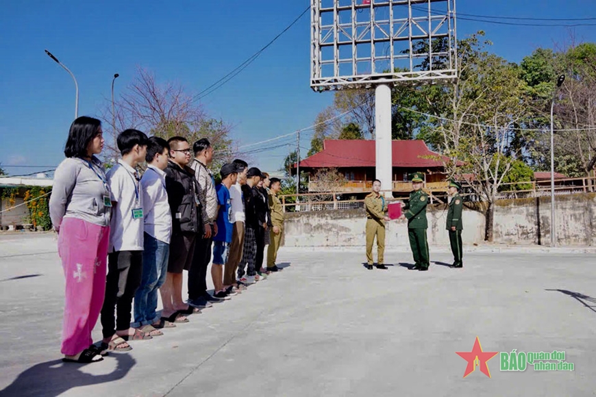 Điện Biên: Tiếp nhận 11 công dân do Lào trao trả
