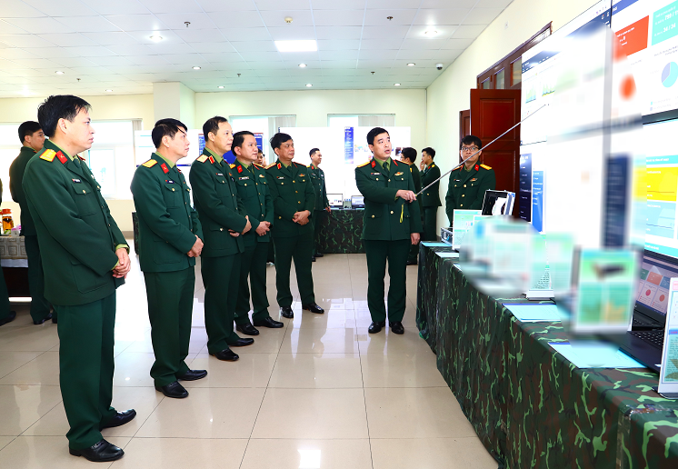 Chỉ huy Bộ tư lệnh 86 kiểm tra các sản phẩm khoa học về an toàn thông tin. Ảnh: CÔNG NGHĨA 