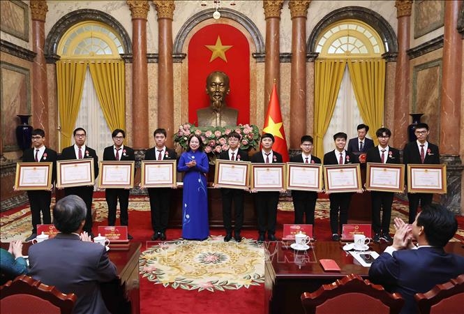 Phó chủ tịch nước gặp mặt các học sinh đoạt giải Olympic và Khoa học kỹ thuật quốc tế năm 2024