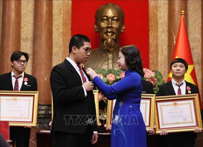 Phó chủ tịch nước gặp mặt các học sinh đoạt giải Olympic và Khoa học kỹ thuật quốc tế năm 2024