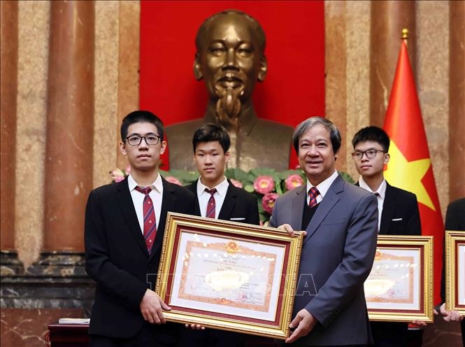 Phó chủ tịch nước gặp mặt các học sinh đoạt giải Olympic và Khoa học kỹ thuật quốc tế năm 2024
