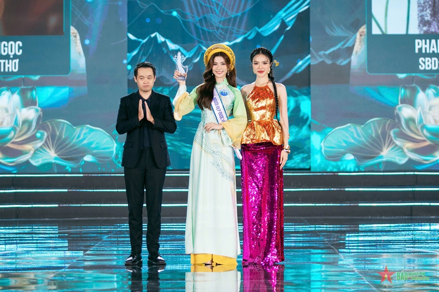 Ban tổ chức trao thưởng các phần thi phụ của cuộc thi.