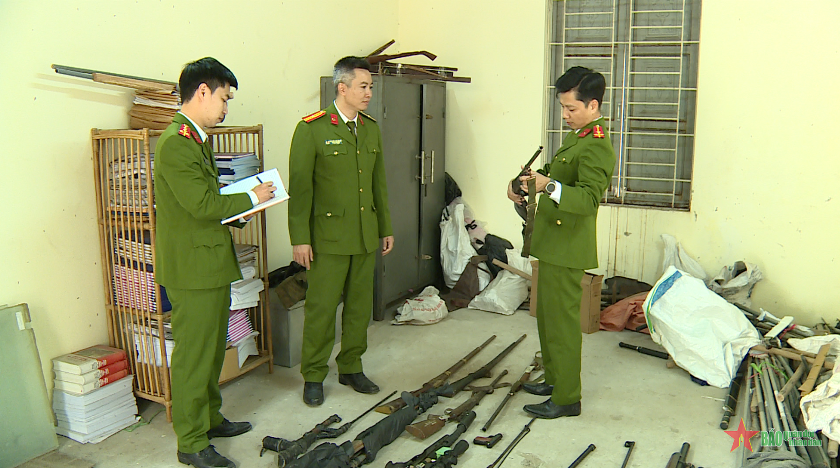Tăng cường công tác vận động thu hồi vũ khí, vật liệu nổ