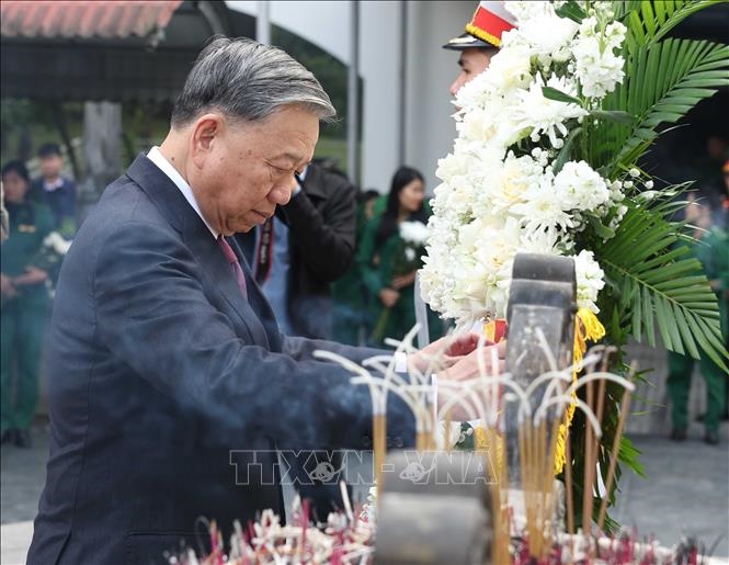 Tổng Bí thư Tô Lâm dâng hương tại Khu di tích lịch sử cấp quốc gia đặc biệt Ngã ba Đồng Lộc