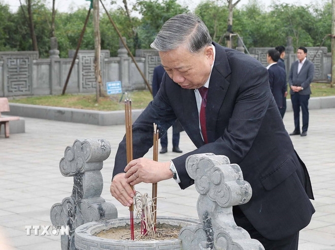 Tổng Bí thư Tô Lâm dâng hương tại Khu di tích lịch sử cấp quốc gia đặc biệt Ngã ba Đồng Lộc