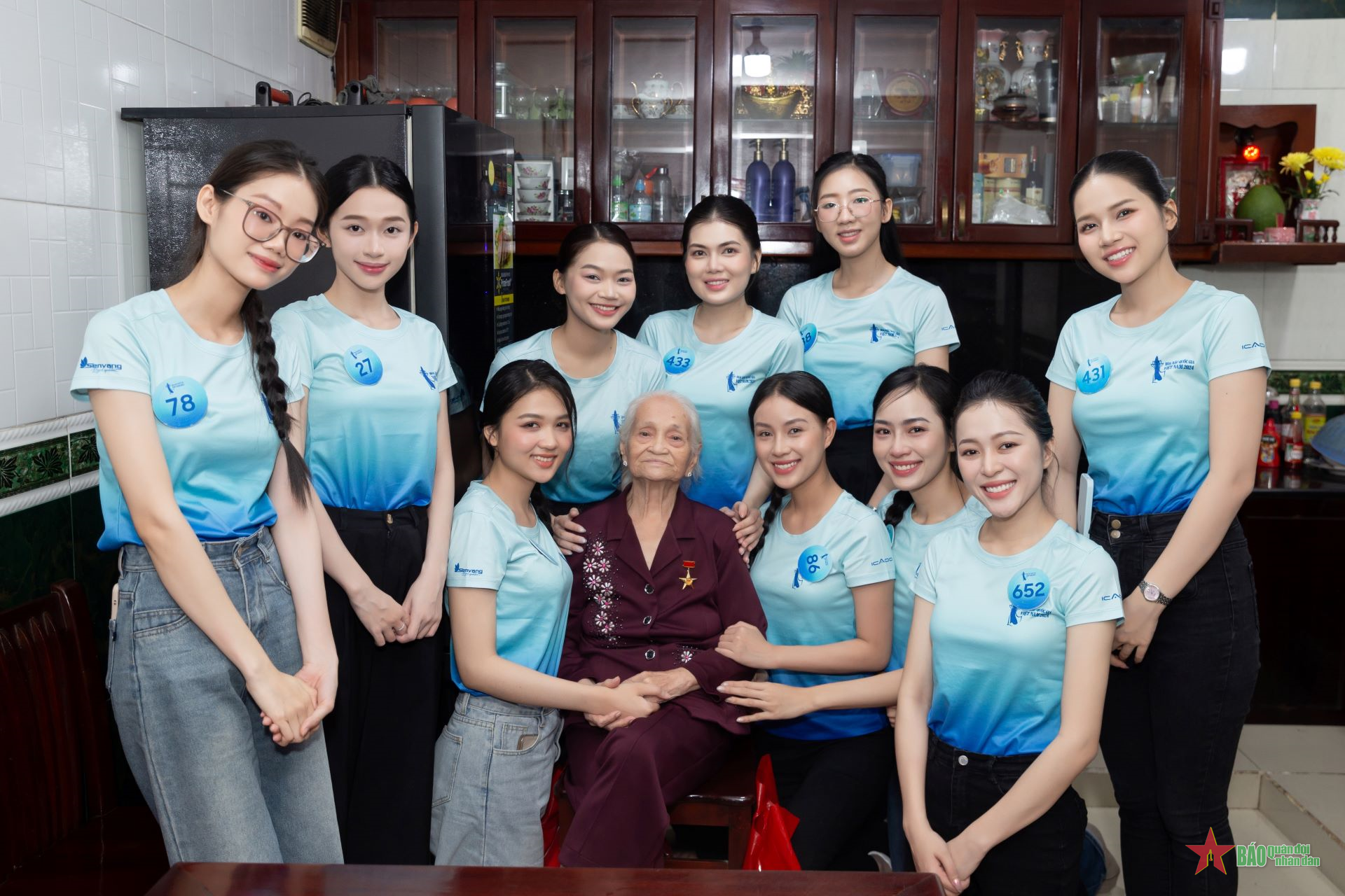 Hoàng Tú Quỳnh Tỏa Sáng Tại Đám Cưới Đỗ Thị Hà, Gây Chú Ý Của Khán Giả 15 Hoàng Tú Quỳnh Tỏa Sáng Tại Đám Cưới Đỗ Thị Hà, Gây Chú Ý Của Khán Giả