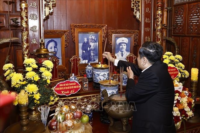 Chủ tịch Quốc hội Trần Thanh Mẫn dâng hương tưởng nhớ nguyên Chủ tịch nước, Đại tướng Lê Đức Anh và Đại tướng Nguyễn Chí Thanh