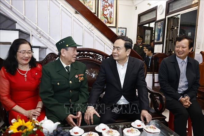 Chủ tịch Quốc hội Trần Thanh Mẫn dâng hương tưởng nhớ nguyên Chủ tịch nước, Đại tướng Lê Đức Anh và Đại tướng Nguyễn Chí Thanh