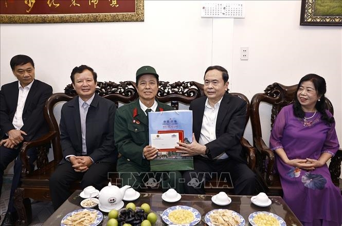 Chủ tịch Quốc hội Trần Thanh Mẫn dâng hương tưởng nhớ nguyên Chủ tịch nước, Đại tướng Lê Đức Anh và Đại tướng Nguyễn Chí Thanh