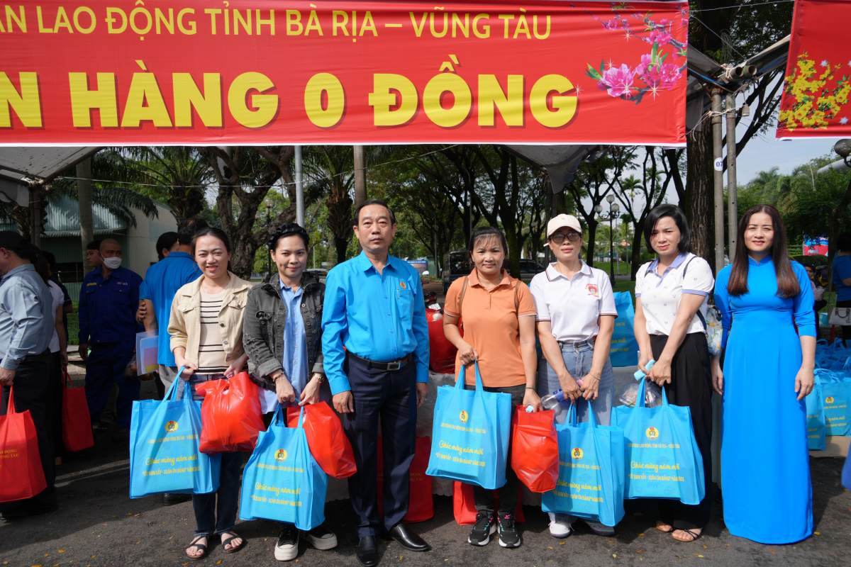 Mang “Tết sum vầy” đến với hàng nghìn người lao động có hoàn cảnh khó khăn