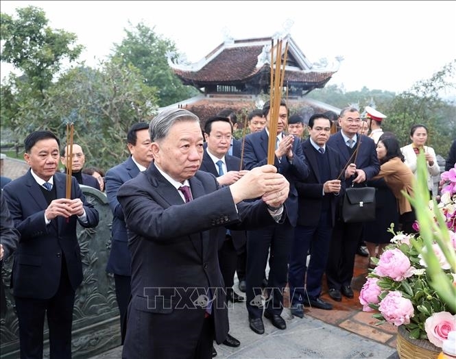 Tổng Bí thư Tô Lâm dâng hương tưởng niệm Chủ tịch Hồ Chí Minh tại Nghệ An