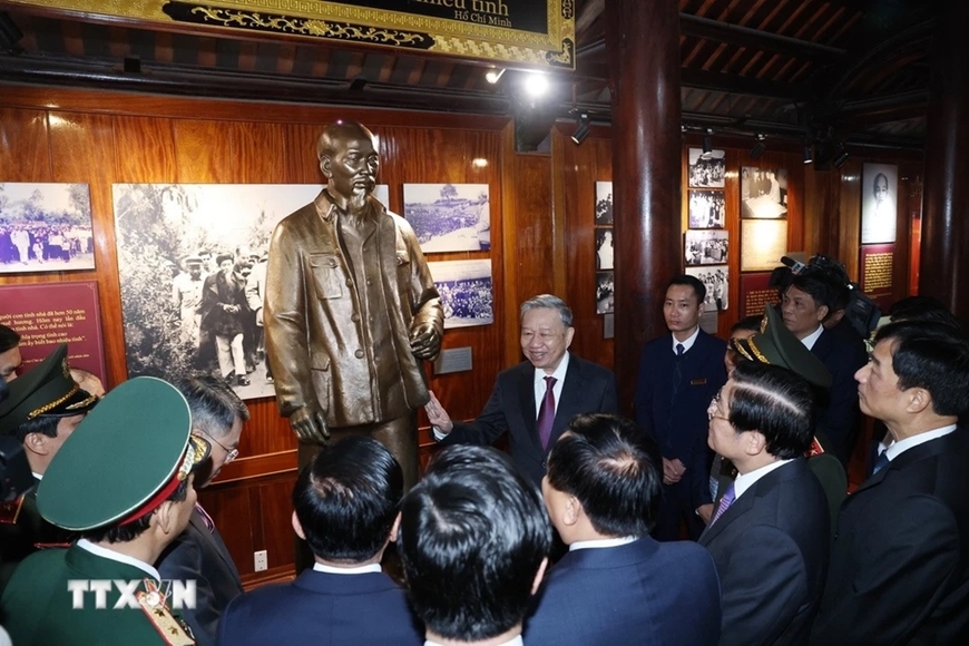 Tổng Bí thư Tô Lâm dâng hương tưởng niệm Chủ tịch Hồ Chí Minh tại Nghệ An