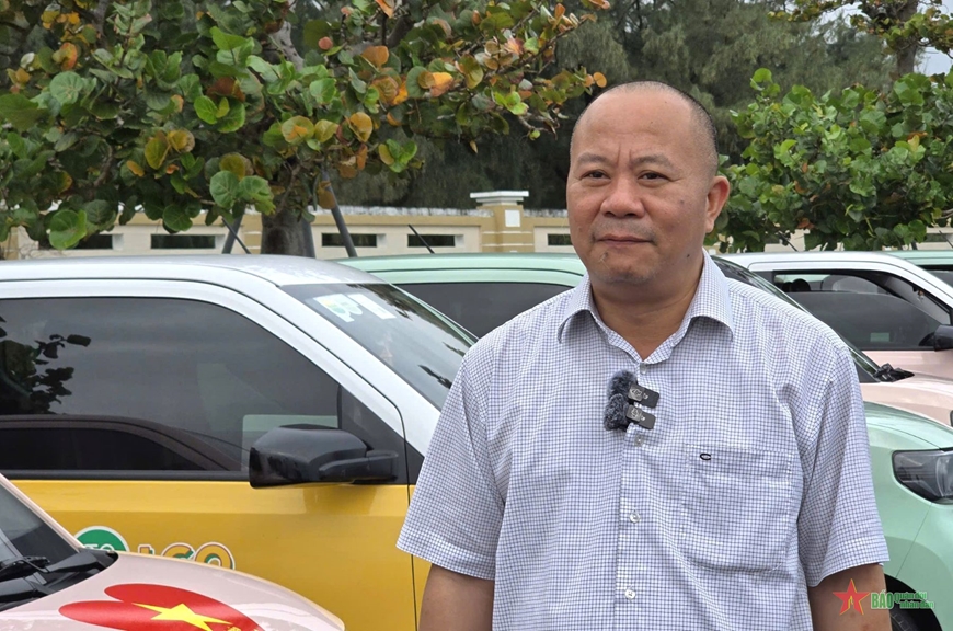 Trải nghiệm taxi điện mini ở “Xứ sở hoa vàng trên cỏ xanh”