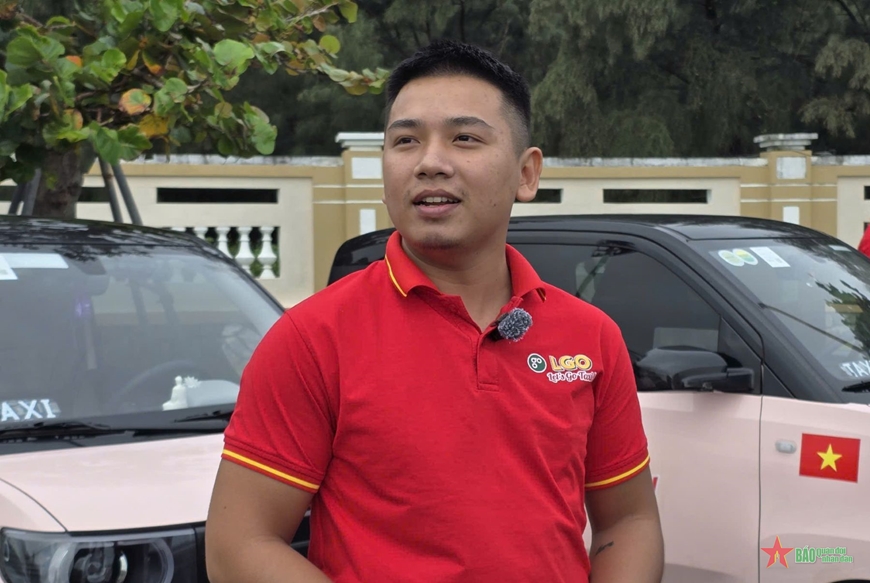 Trải nghiệm taxi điện mini ở “Xứ sở hoa vàng trên cỏ xanh”