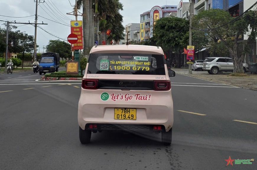Trải nghiệm taxi điện mini ở “Xứ sở hoa vàng trên cỏ xanh”