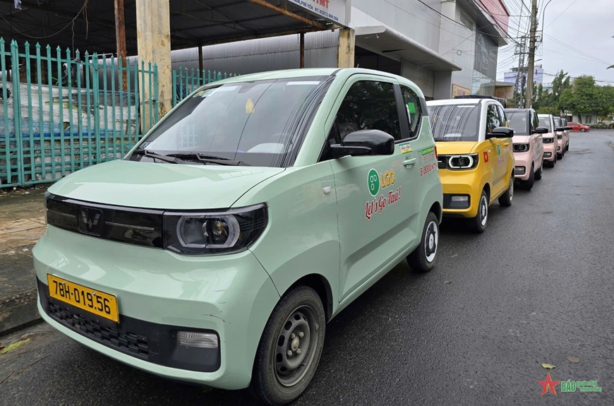 Trải nghiệm taxi điện mini ở “Xứ sở hoa vàng trên cỏ xanh”