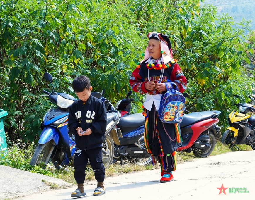Rực rỡ sắc màu trang phục truyền thống của người Lô Lô ở Hà Giang