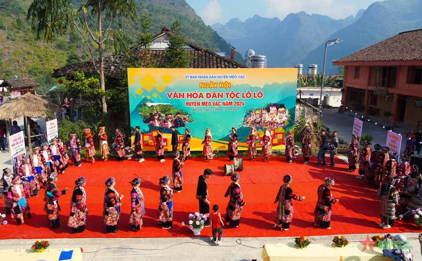 Rực rỡ sắc màu trang phục truyền thống của người Lô Lô ở Hà Giang