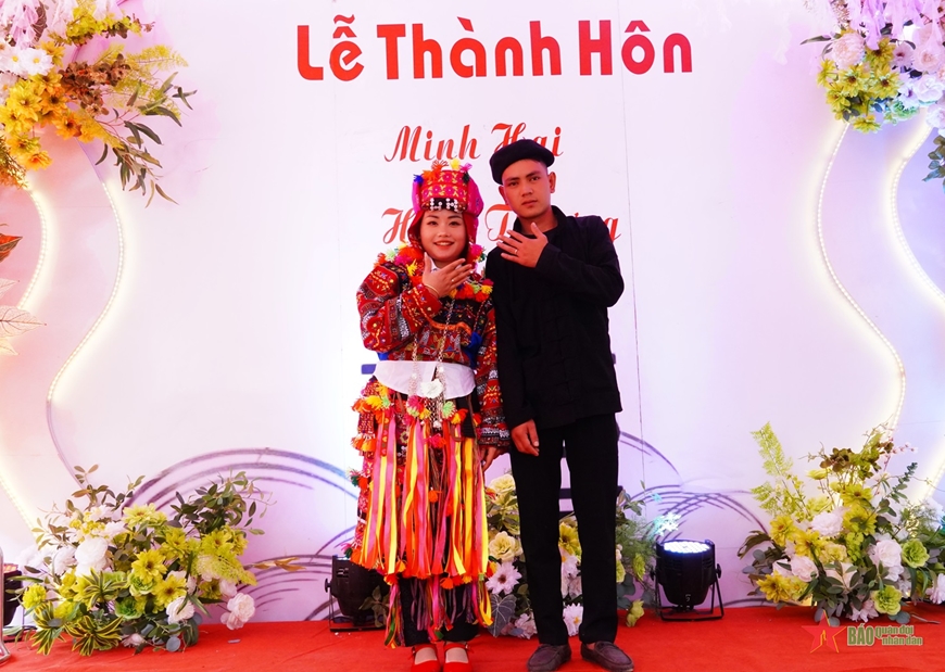 Rực rỡ sắc màu trang phục truyền thống của người Lô Lô ở Hà Giang