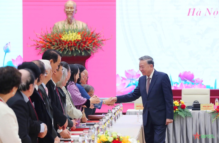 Tổng Bí thư Tô Lâm gặp mặt đại biểu văn nghệ sĩ
