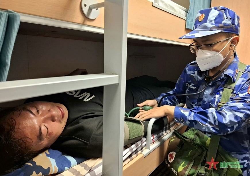 Cứu thành công 5 thuyền viên tàu nước ngoài gặp nạn trên biển