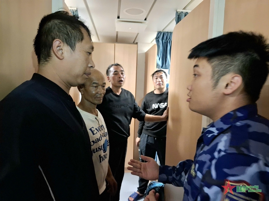 Cứu thành công 5 thuyền viên tàu nước ngoài gặp nạn trên biển