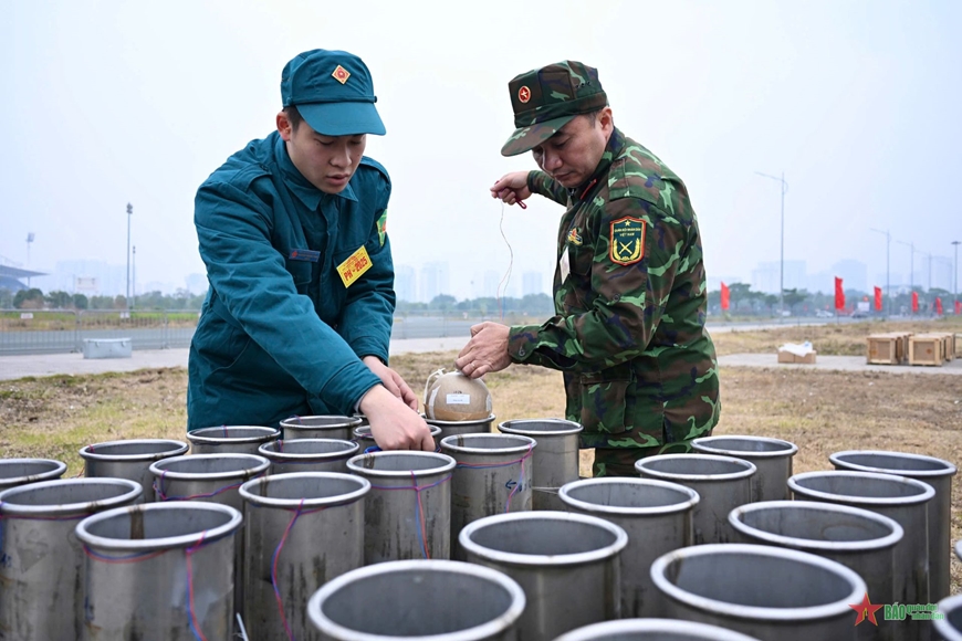 Hà Nội: Khẩn trương hoàn thành các trận địa bắn pháo hoa phục vụ đón năm mới 2025