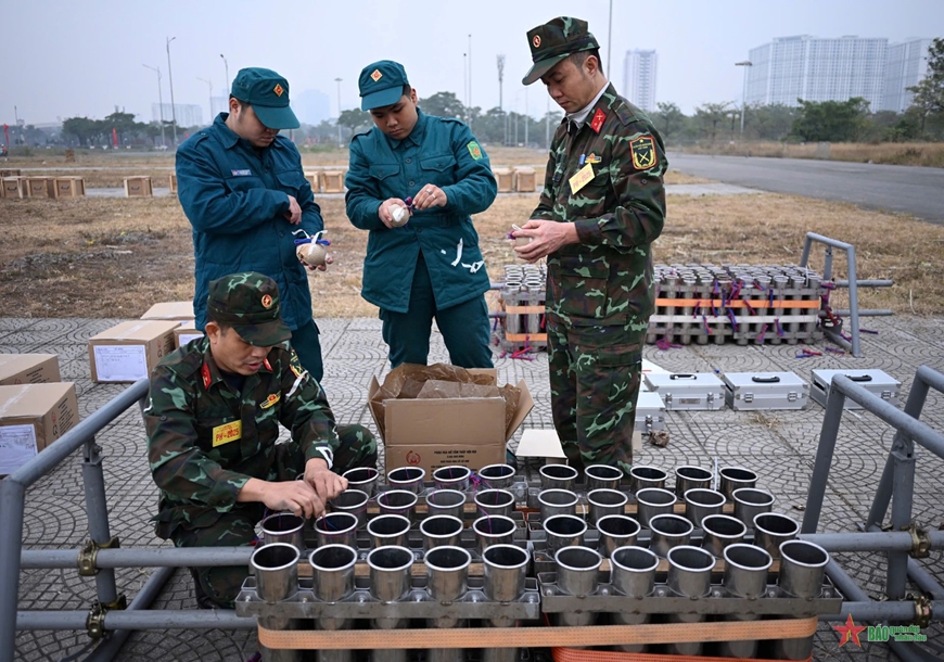 Hà Nội: Khẩn trương hoàn thành các trận địa bắn pháo hoa phục vụ đón năm mới 2025