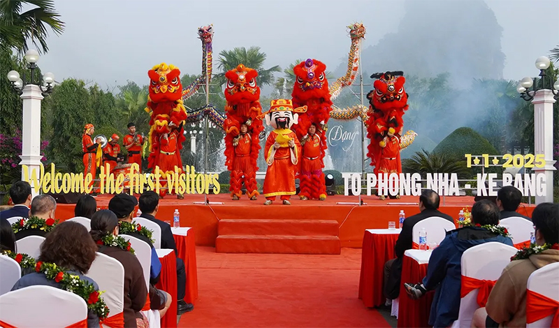 Các tỉnh, thành phố đón đoàn khách du lịch đầu tiên của năm mới​