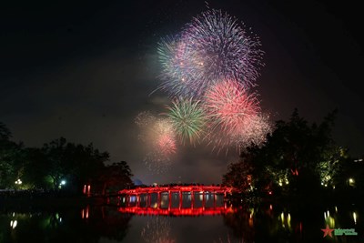 View - 	Rực rỡ pháo hoa chào đón năm mới 2025 tại hồ Hoàn Kiếm