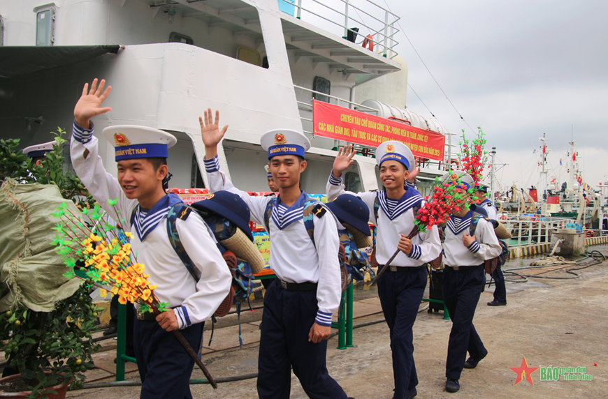 Cán bộ, chiến sĩ toàn quân đón mừng năm mới vui tươi