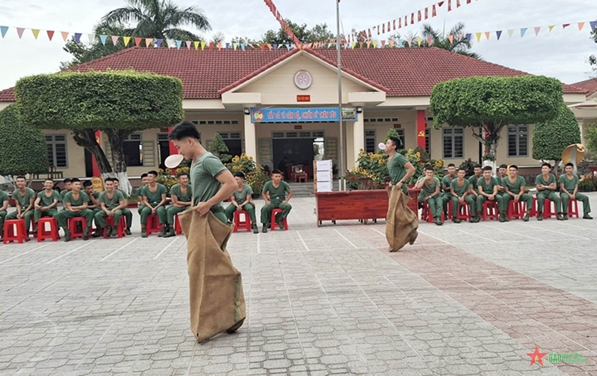 Cán bộ, chiến sĩ toàn quân đón mừng năm mới vui tươi