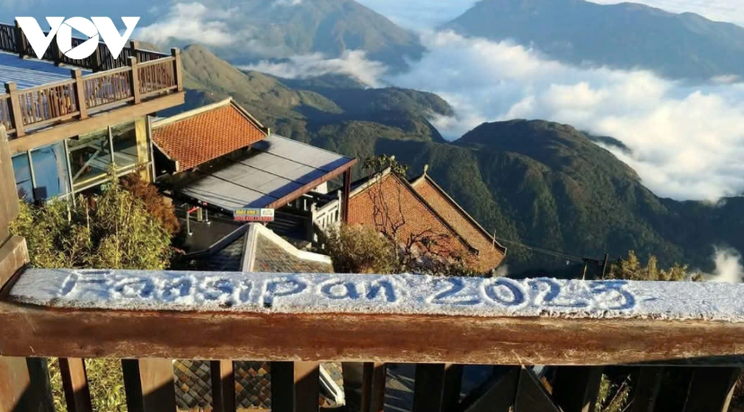 Sương muối trắng đỉnh Fansipan ngày đầu năm mới