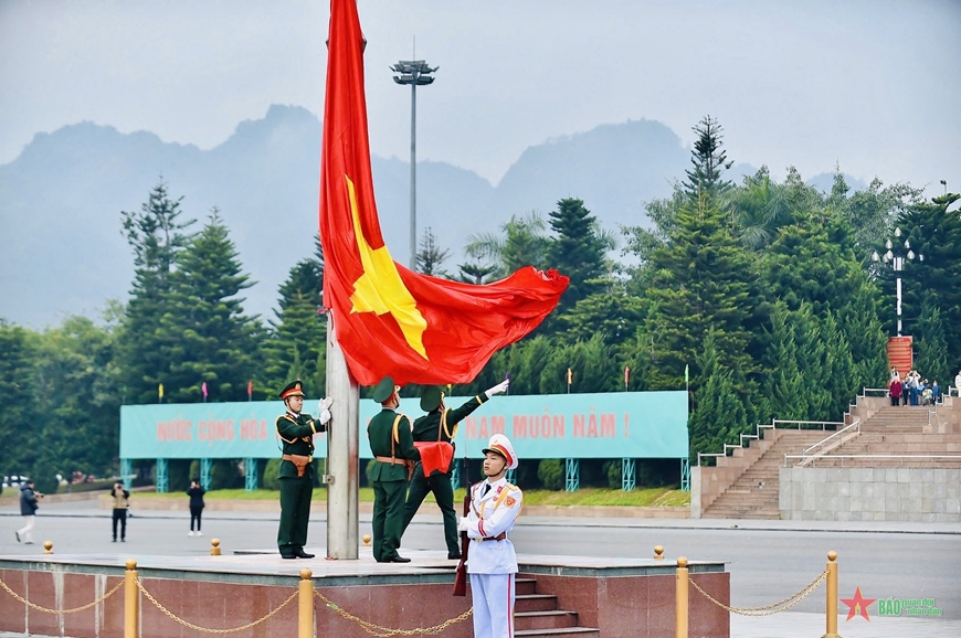 Lai Châu: Thiêng liêng Lễ chào cờ đầu năm mới 2025