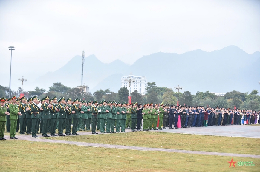 Lai Châu: Thiêng liêng Lễ chào cờ đầu năm mới 2025