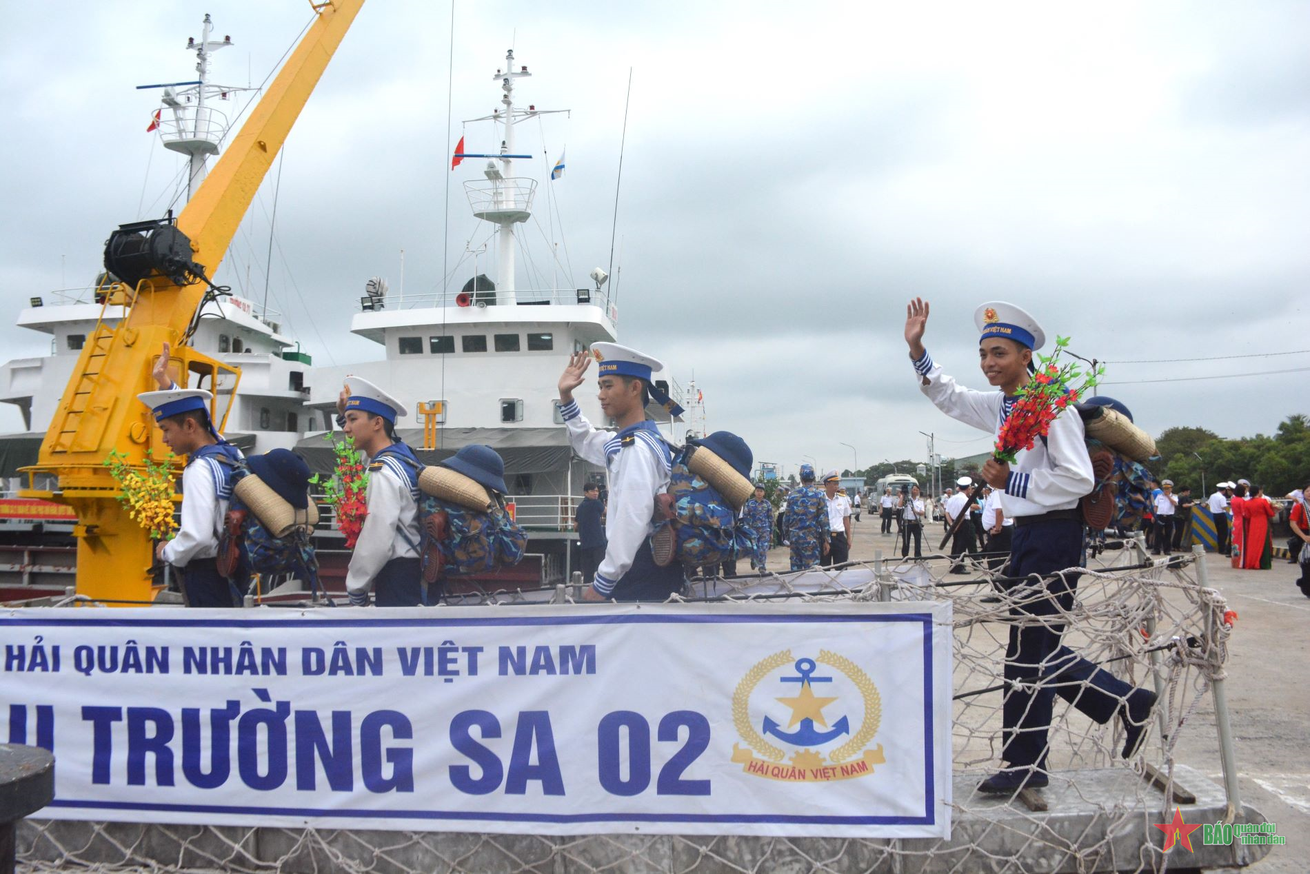 Vùng 2 Hải quân chúc Tết nhà giàn DK1