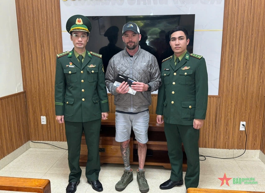 Trạm Biên phòng cửa khẩu cảng Tiên Sa trao trả tài sản cho du khách nước ngoài Trạm Biên phòng cửa khẩu cảng Tiên Sa trao trả tài sản cho du khách nước ngoài