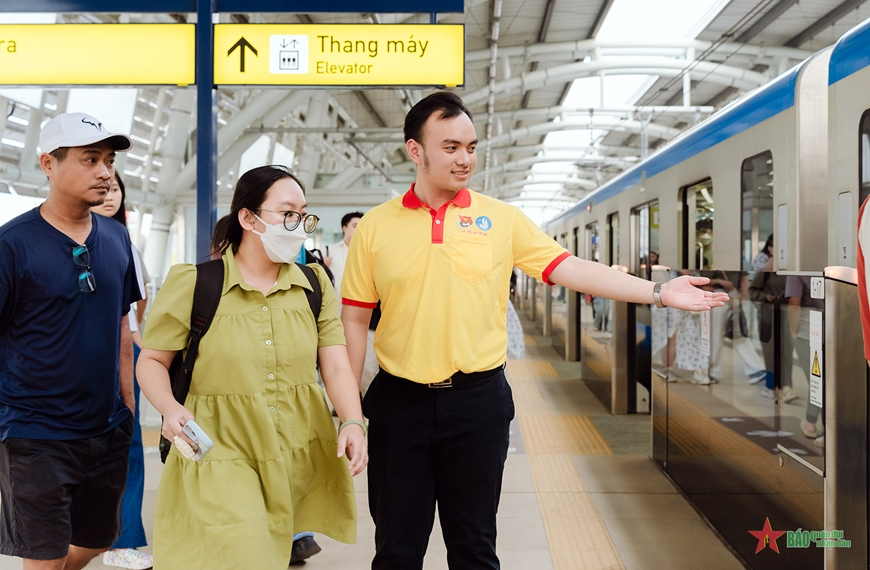Sắc màu tình nguyện tuổi trẻ TP Hồ Chí Minh trên tuyến metro số 1