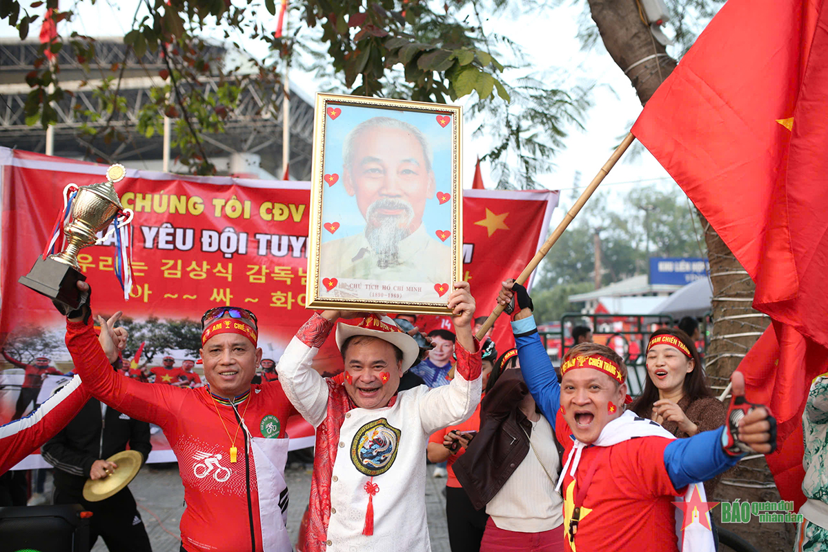 Việt Trì rực màu cờ đỏ trước trận chung kết Việt Nam và Thái Lan