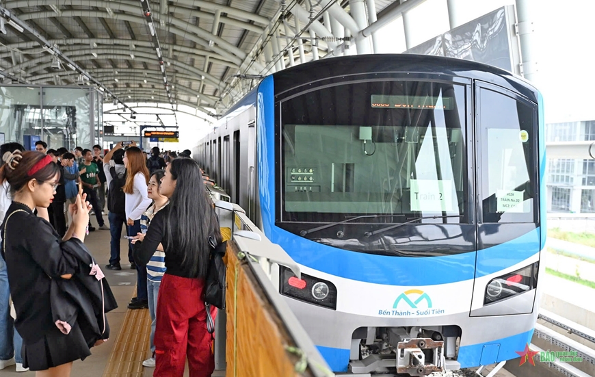 Sắc màu tình nguyện tuổi trẻ TP Hồ Chí Minh trên tuyến metro số 1