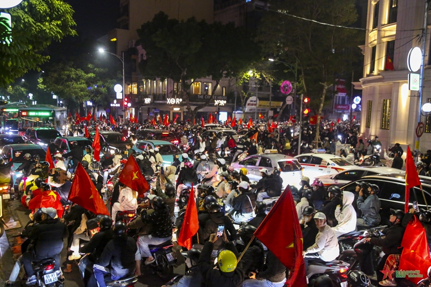 Người dân xuống đường mừng Việt Nam thắng Thái Lan