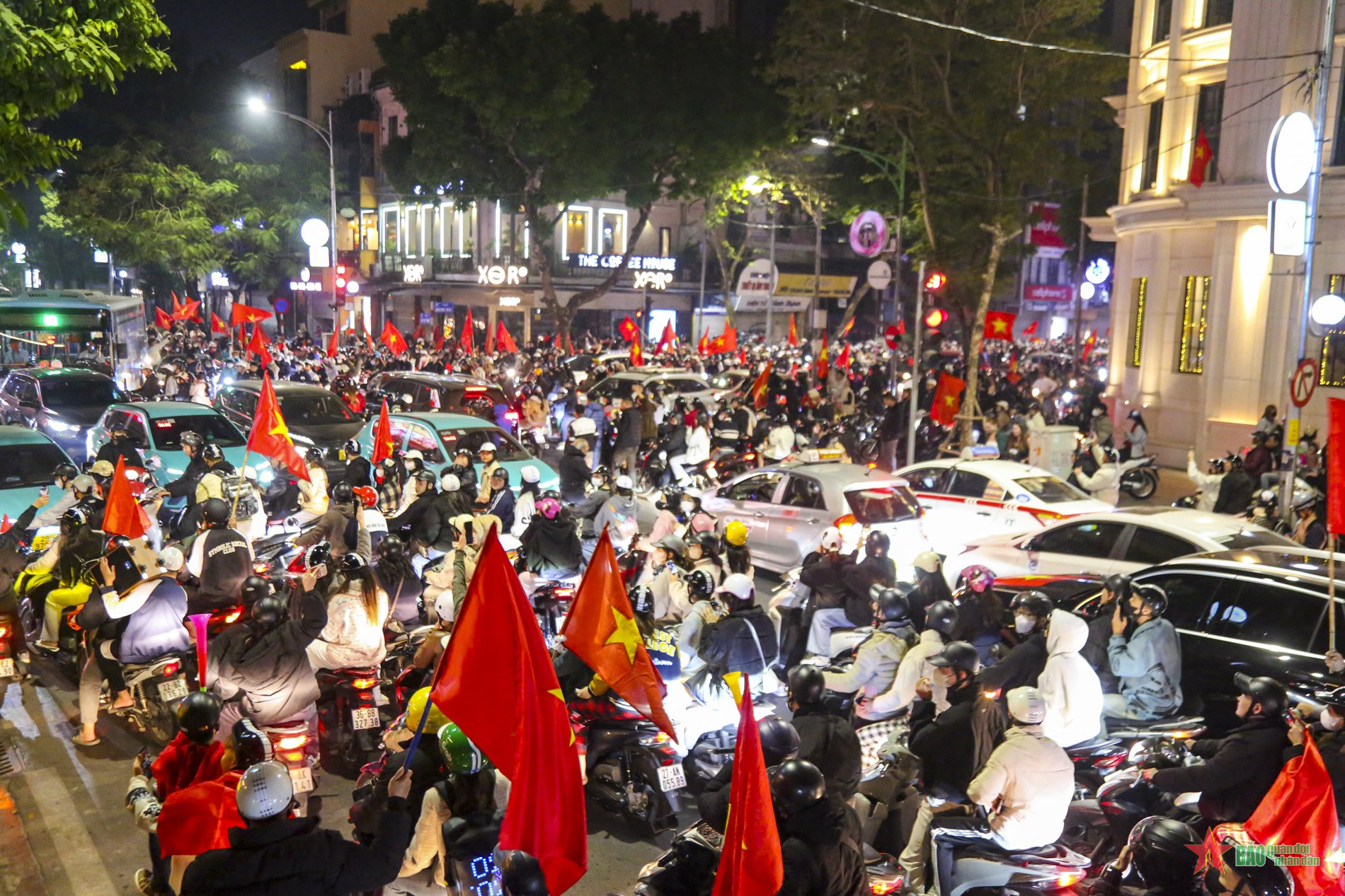 Người dân xuống đường mừng Việt Nam thắng Thái Lan