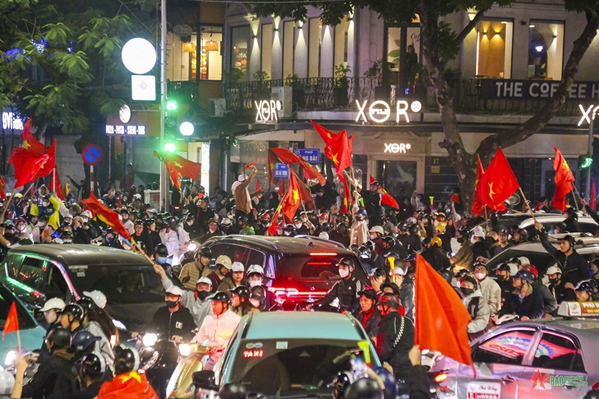 Người dân xuống đường mừng Việt Nam thắng Thái Lan