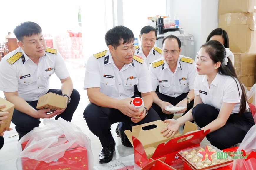 Tân Cảng Sài Gòn bảo đảm quà Tết cho người lao động