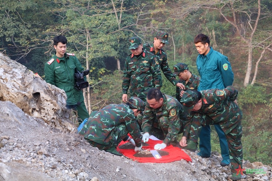 Hà Giang: Bộ đội vượt vách đá dựng đứng đưa liệt sĩ về nhà