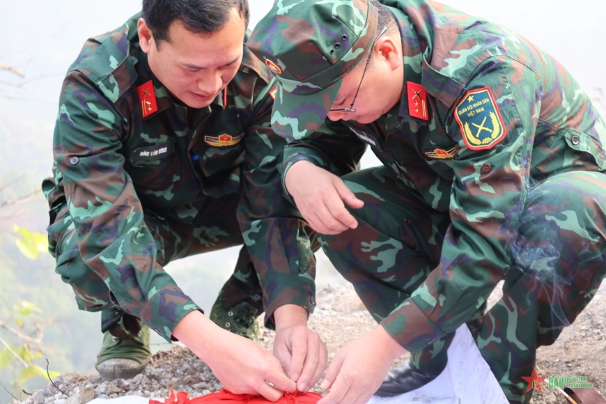 Hà Giang: Bộ đội vượt vách đá dựng đứng đưa liệt sĩ về nhà