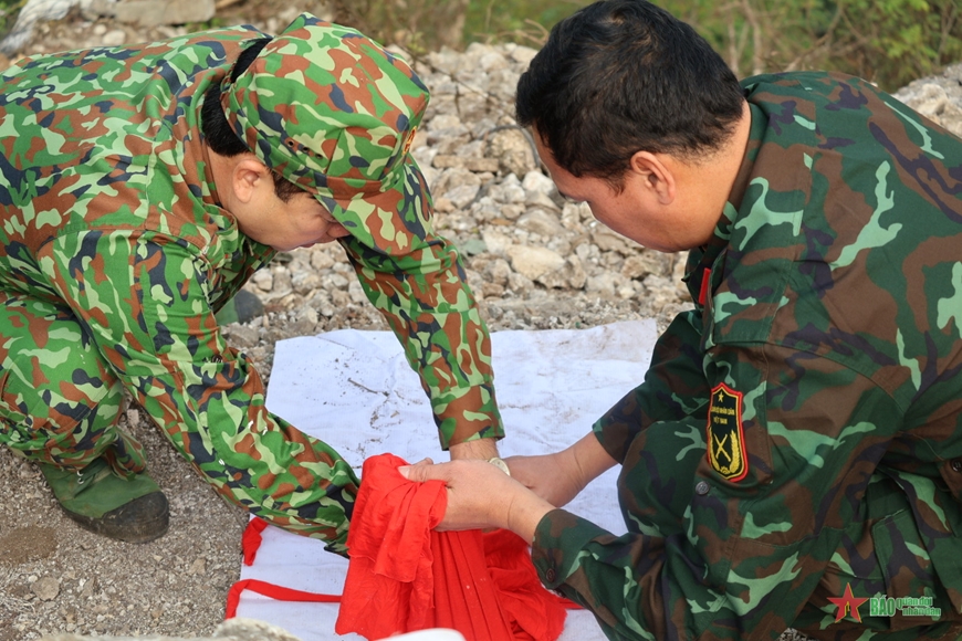 Hà Giang: Bộ đội vượt vách đá dựng đứng đưa liệt sĩ về nhà