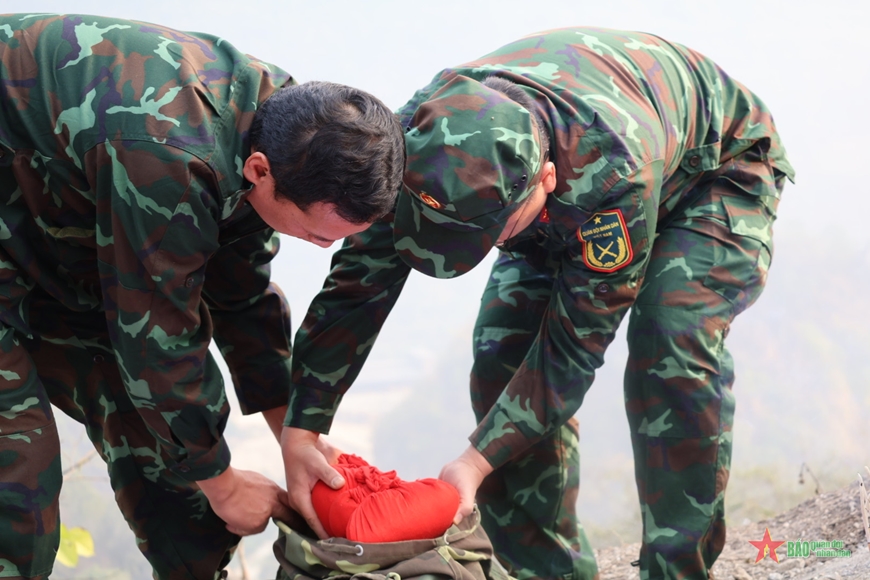 Hà Giang: Bộ đội vượt vách đá dựng đứng đưa liệt sĩ về nhà